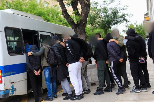 Στιγμιότυπο από τη μεταγωγή των συλληφθέντων για την απολογία τους στον εισαγγελέα